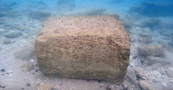 antico blocco di pietra sul fondo del mare
