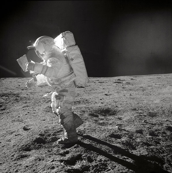 Edgar Mitchell studia un mappa mentre si cammina sulla Luna.