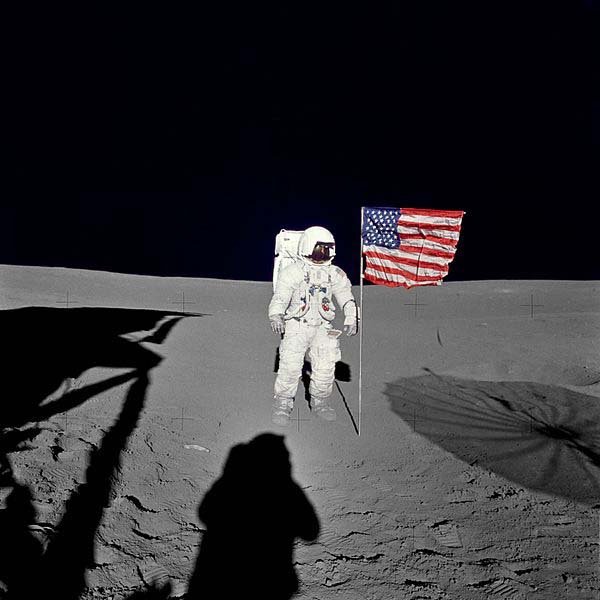 Edgar sta con la bandiera degli Stati Uniti 'sulla Luna.