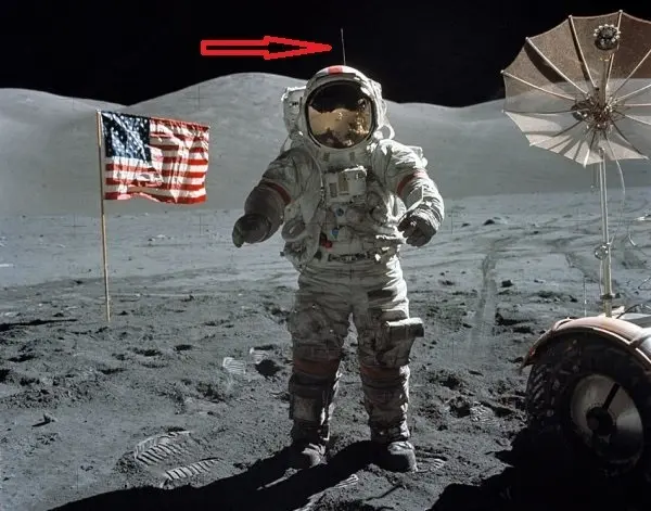 Astronauta Apollo con zaino e antenna VHF durante attività lunare