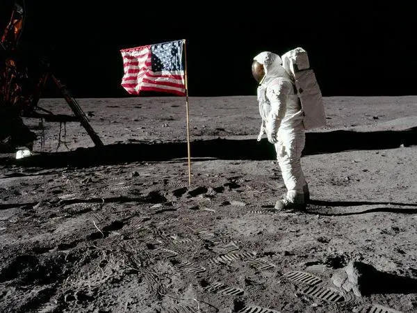 Buzz Aldrin sulla Luna con la bandiera USA Apollo 11