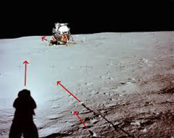 Ombre irregolari Apollo 11 sul suolo lunare