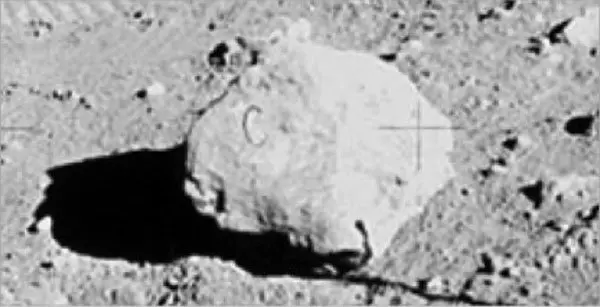 Roccia lunare Apollo 11 con artefatto a forma di C