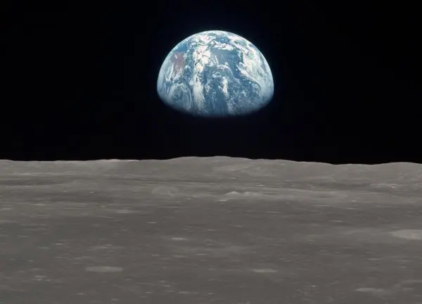 La Terra vista dalla Luna durante Apollo, cielo senza stelle