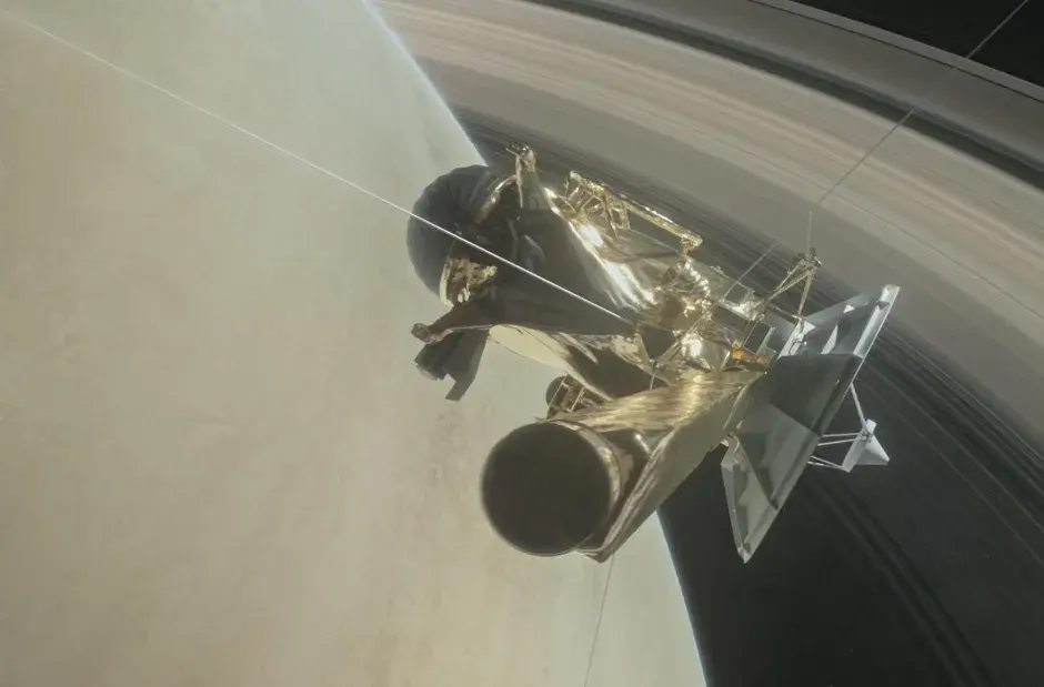 Cassini si immerge tra gli anelli di Saturno