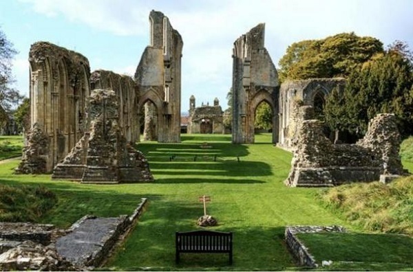 Le rovine dell'abbazia di Glastonbury 