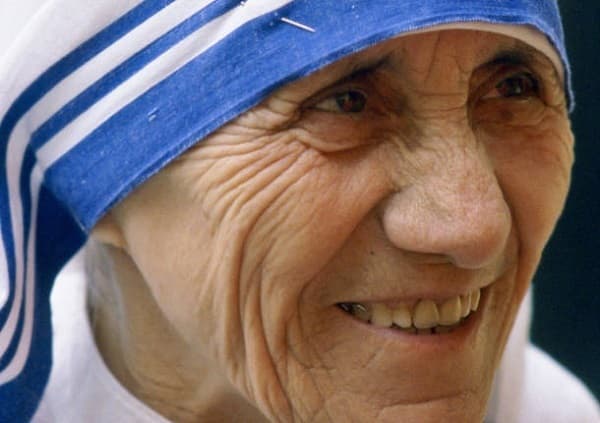 Ritratto in primo piano di Madre Teresa di Calcutta