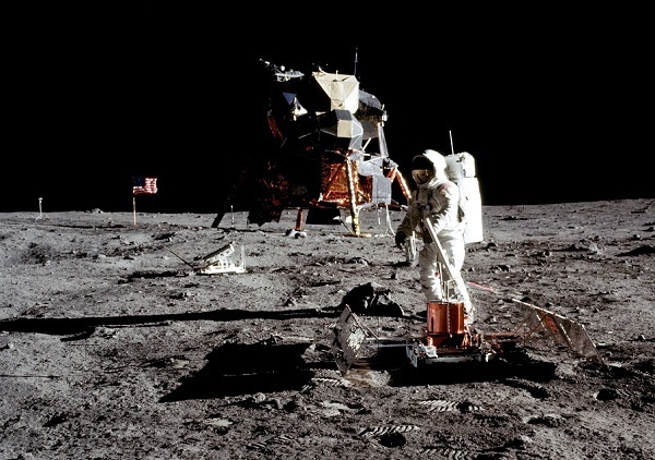 missioni apollo astronauta sulla superficie lunare