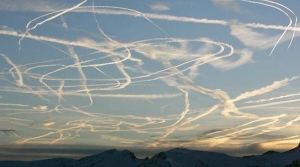 scie chimiche sparse nel cielo