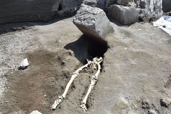  scheletro schiacciato Pompei