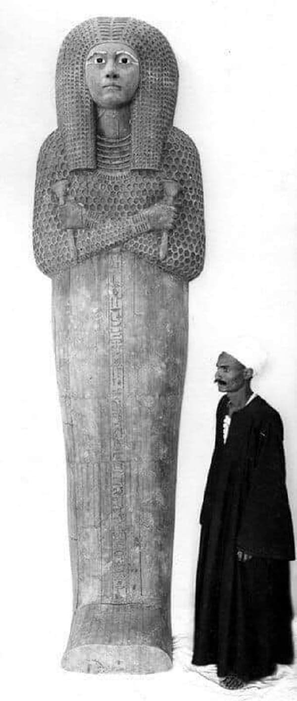 sarcofago gigante