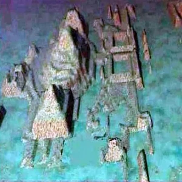 immagine piramide sotto il mare 3