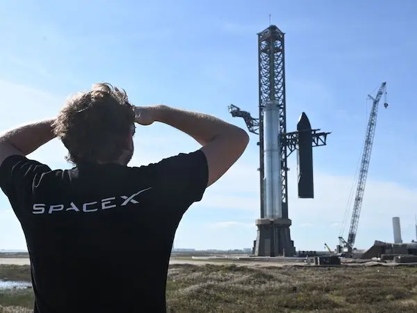 Elon Musk osserva la torre Mechazilla