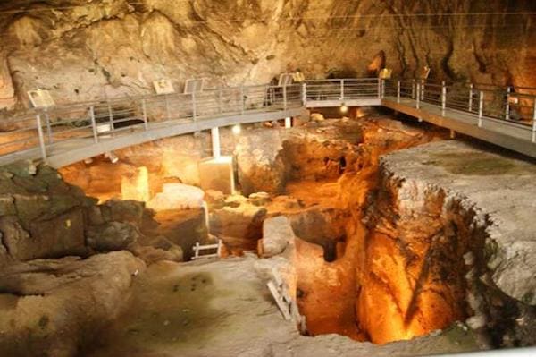 interno grotta di Theopetra